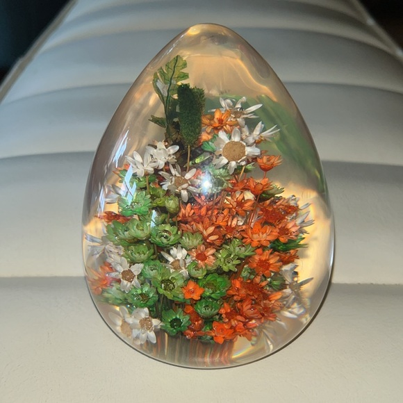 Vintage Lucite floral egg shaped Paperweight large Mcm boho 70s - Picture 1 of 16